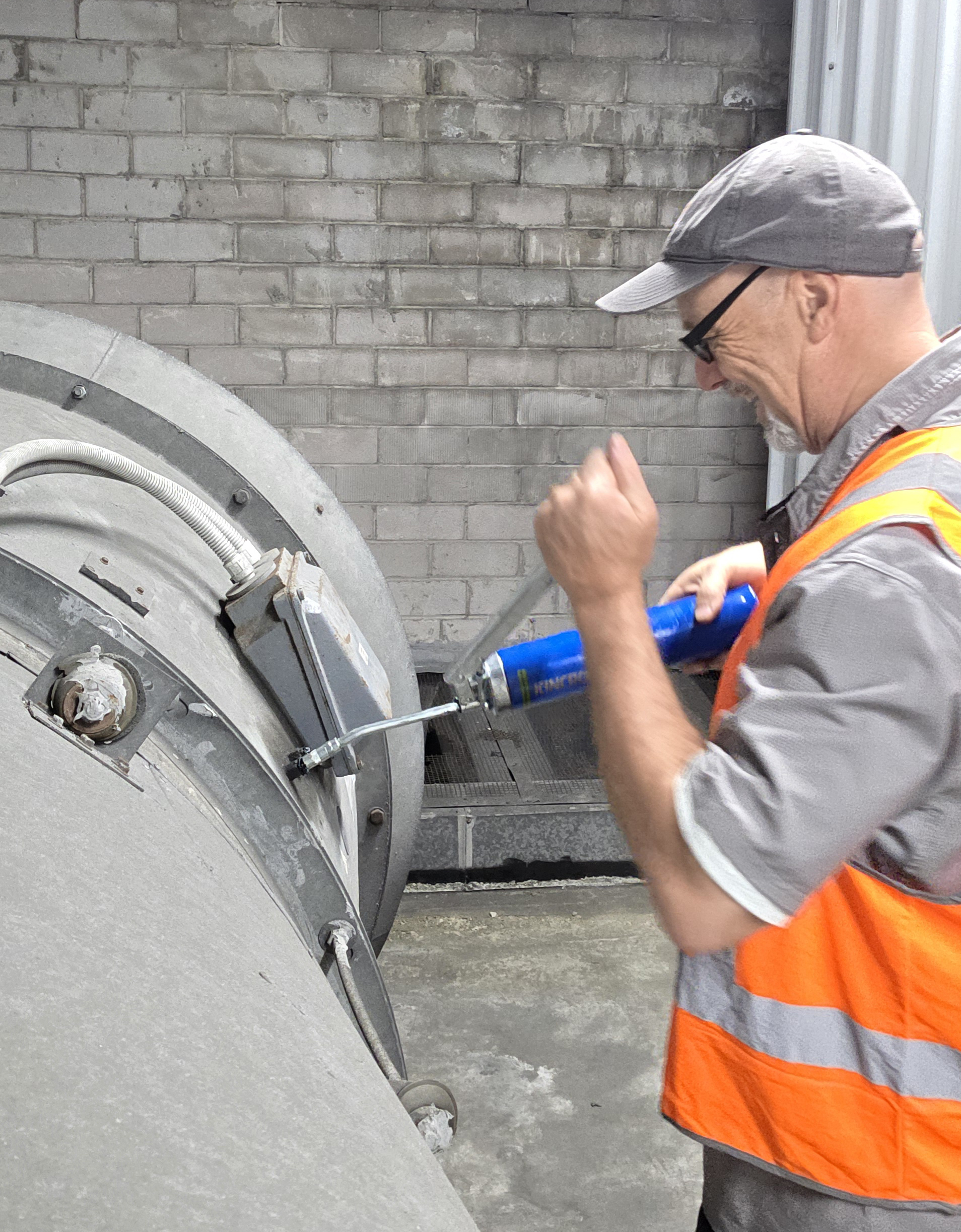 WR8Tech technician lubricating car park exhaust fan in the upper-level car park in an apartment block location in Sydney suburbs. Car Park Co Calibration and controller tested and compliant. AS 1668