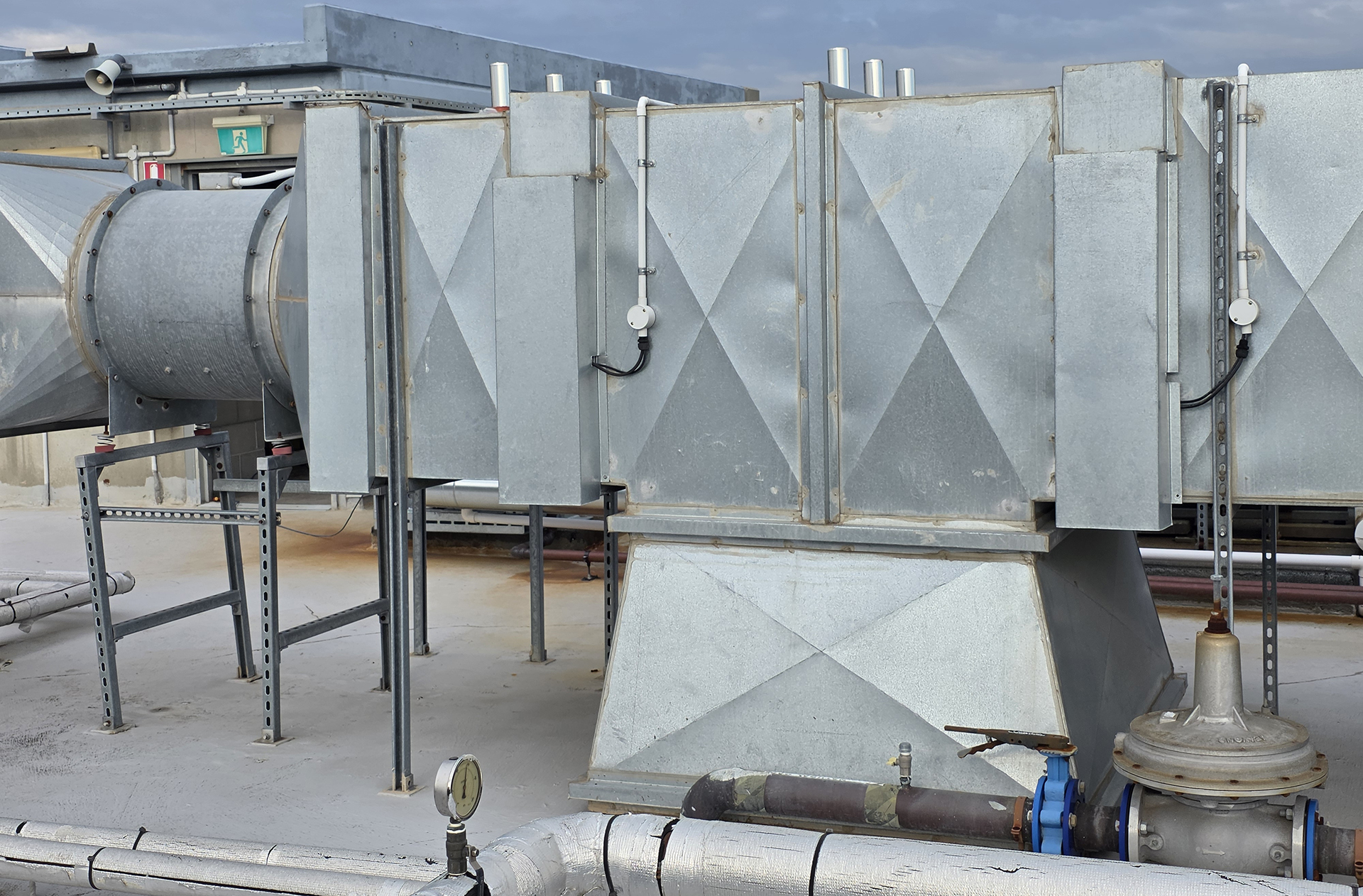 Rooftop Air Handling Unit (AHU) serving a commercial building in Melbourne, Victoria, featuring outside air, return air, and relief air dampers integrated with automatic control actuators and Building Management System (BMS) controls. The system includes a supply air fan and relief air fan designed to maintain building pressurisation, ventilation performance, and energy efficiency in accordance with modern HVAC operational strategies. Commonly used in commercial office buildings, shopping centres, hospitals, and large-scale facilities across Melbourne and Sydney, these rooftop AHU systems form a critical part of mechanical services infrastructure, supporting indoor air quality, temperature control, smoke management strategies, and NABERS energy performance objectives.