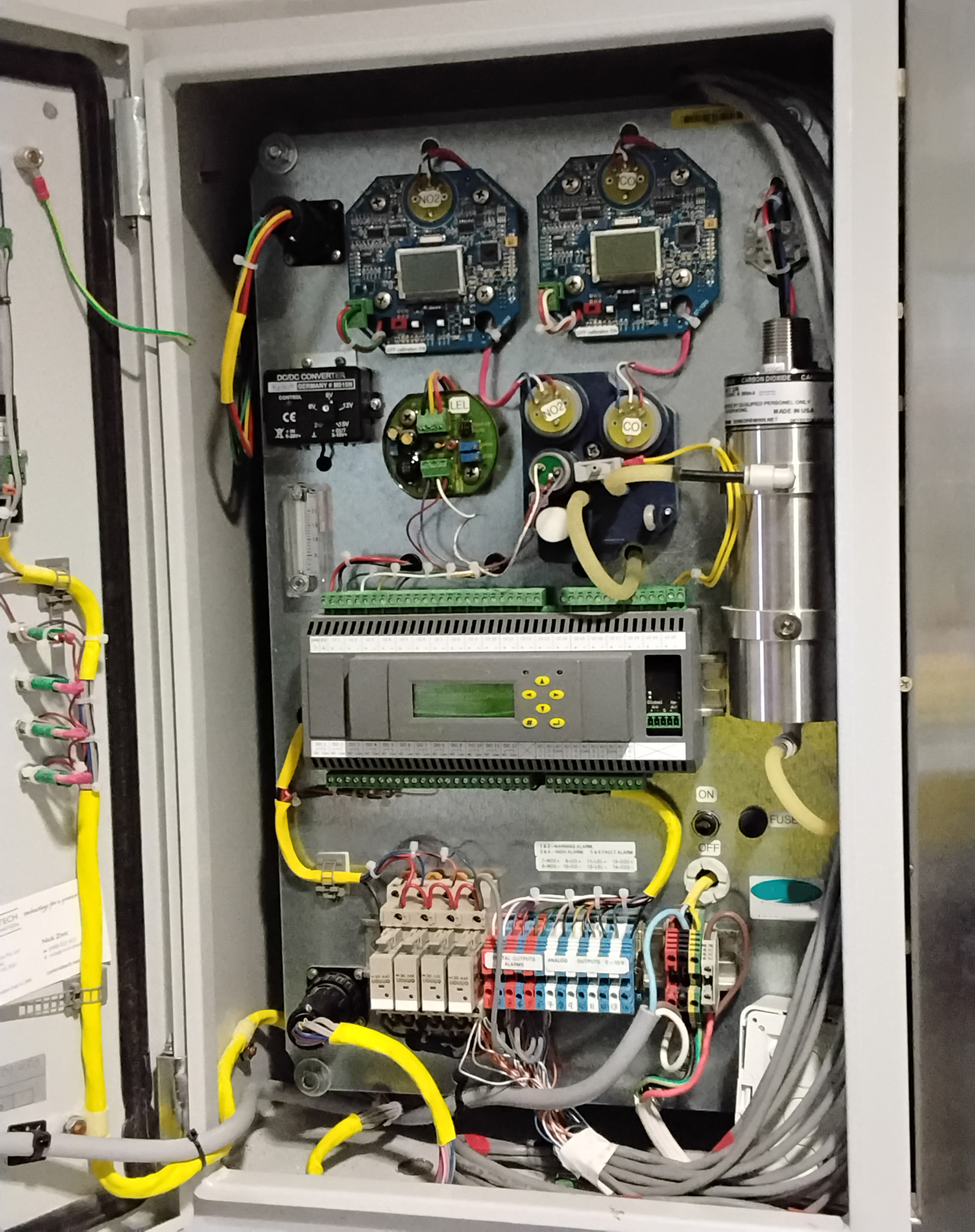 older CO (carbon monoxide) extraction system that’s been “patched” into a newer BMS — pretty common in older commercial buildings and test facilities.
Air is drawn from the chamber through pneumatic tubes
Tubes feed into a central gas analyser / detector
This was common before distributed electronic CO sensors
Issues:
Slow response time
Blockages / leaks in tubing
Calibration drift